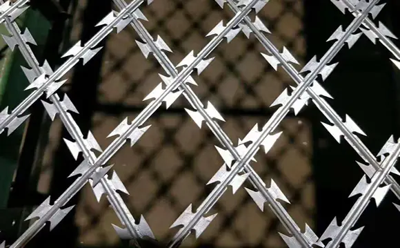 WELDED RAZOR MESH FENCE WITH RAZOR BLADE TOPPING