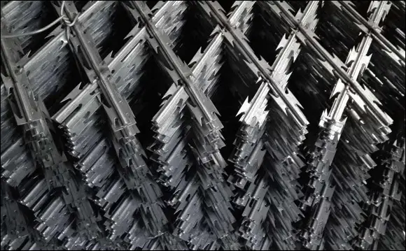 WELDED RAZOR MESH FENCE WITH RAZOR BLADE TOPPING