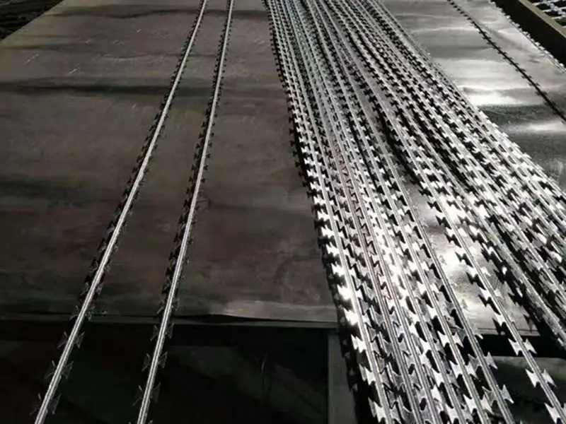 STRAIGHT LINE RAZOR WIRE FENCE